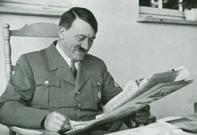 Адольф Гитлер за чтением газеты, 1935 год