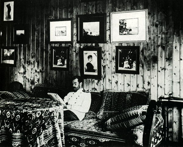 5 Николай II в своем кабинете в Охотничьем домике 1901.jpg