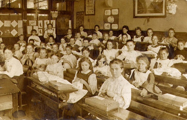 Девочки на уроке шитья.jpg