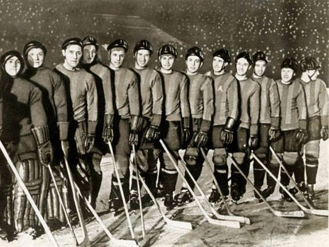 Хоккейная команда ВВС, которую курировал лично Василий Сталин.jpg