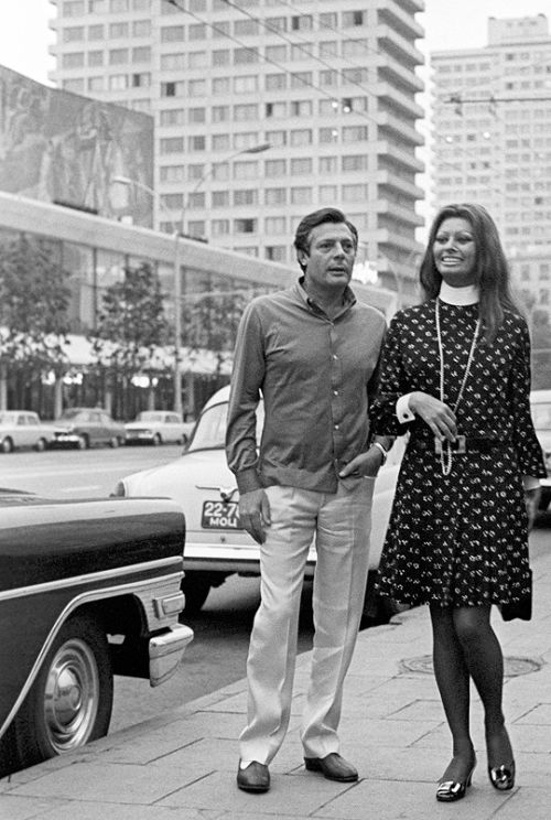 6 Marcello Mastroianni and Sophia Loren in Moscow 1969.jpg