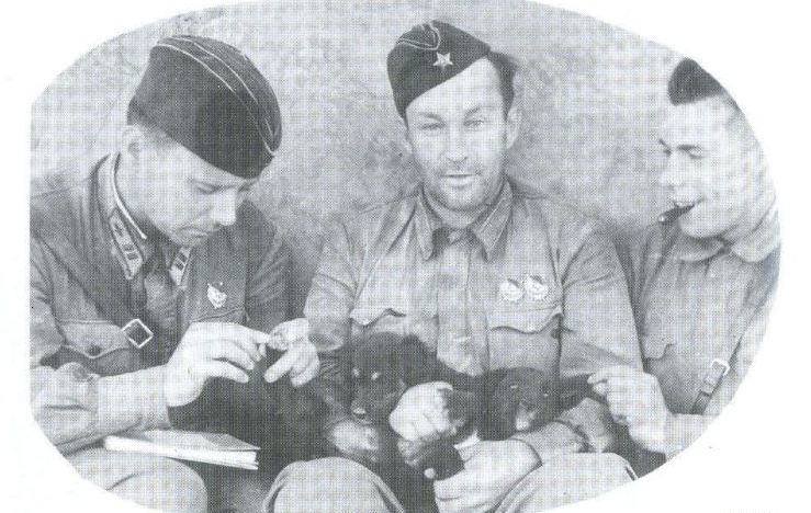Комиссар полка Дмитрий Панов и начштаба полка Валентин Соин, 1942.jpg