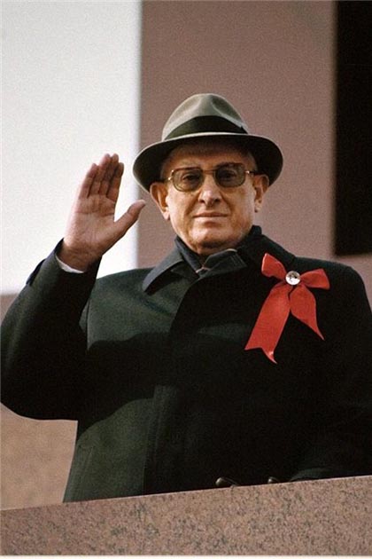 Юрий Владимирович Андропов на первомайской демонстрации, 1983 год.jpg