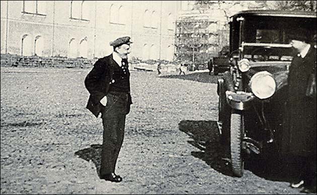 Владимир Ильич Ленин на прогулке в Кремле, 1918 год.jpeg