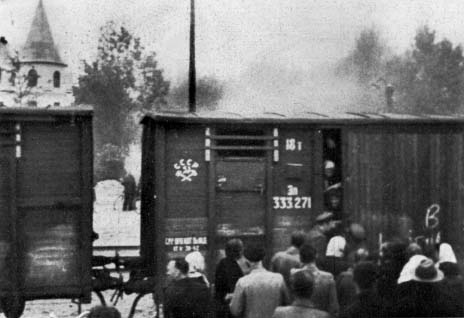 Фото 2. Погрузка людей в грузовые вагоны во время депортации 1941 года из Риги.jpg