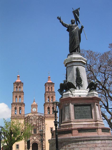 Памятник Мигелю Идальго перед его церковью в Долорес-Идальго, штат Гуанахуато.jpg