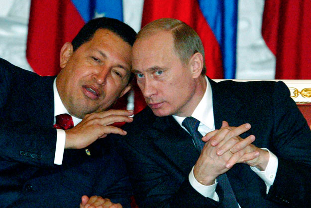 Владимир Путин и Уго Чавес. Разговор во время встречи в Кремле.jpg