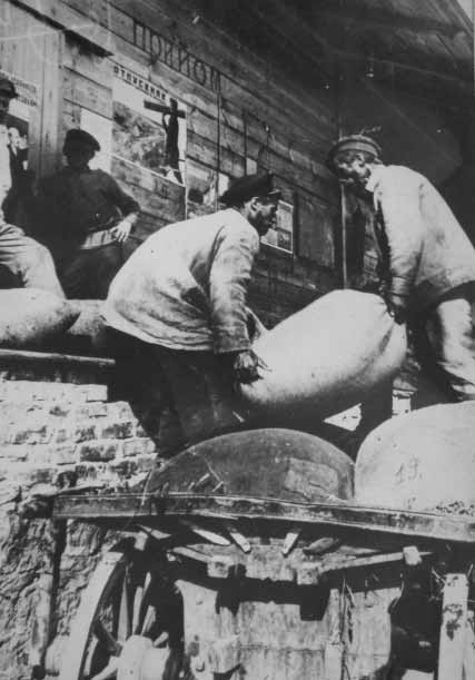 забор хлеба в киеве 1932.jpg