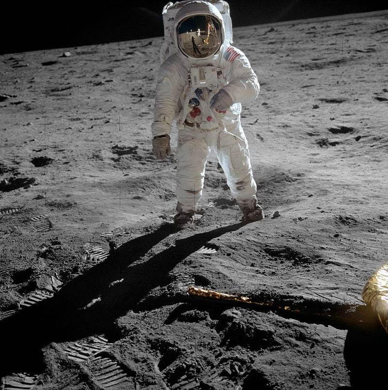 Базз Олдрин ходит по поверхности Луны c Армстронгом.jpg