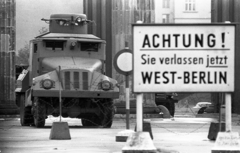 Бронированный водомет у Бранденбургских ворот, 1961 год.jpg