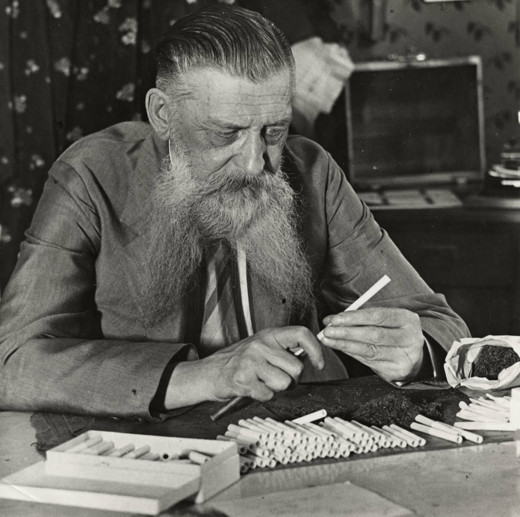 Фото 5. Генерал фон Фусс зарабатывает набивкой папирос. Берлин 1930 г..jpg