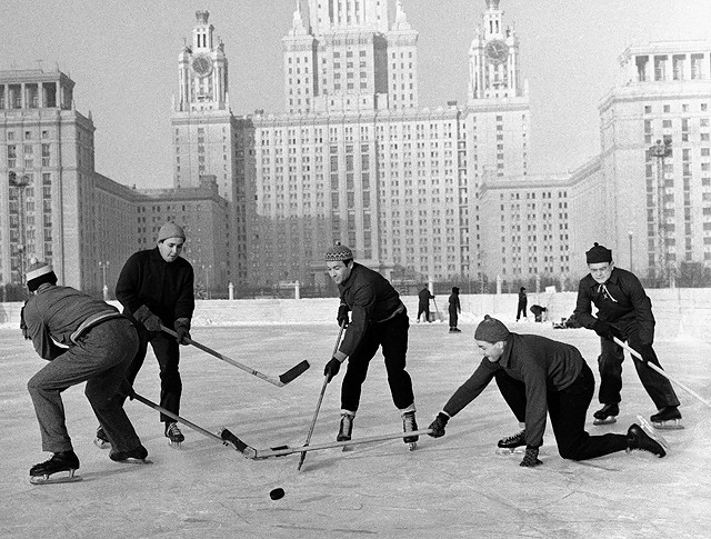 Студенты Московского Государственного университета играют в хоккей на катке спортивного городка МГУ 1959..jpg