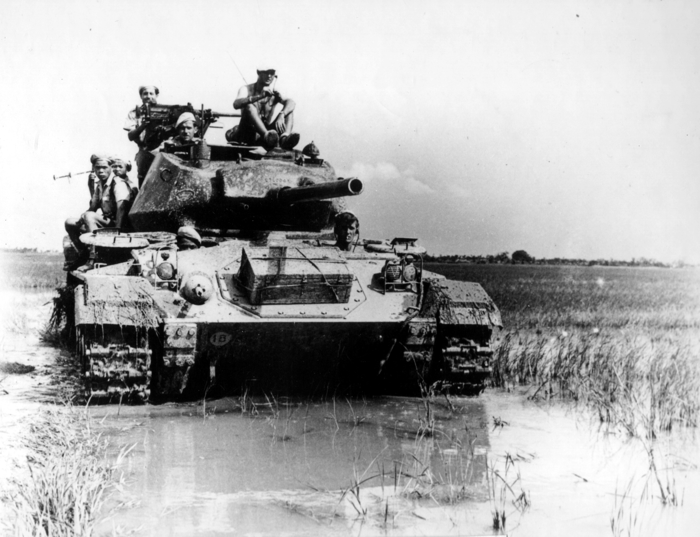 Лёгкий танк M24 Chaffee на французкой службе, район Дьенбьенфу.jpg