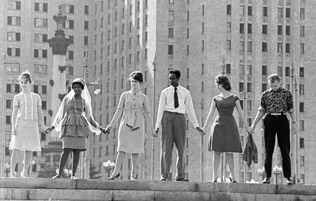 Студенты МГУ перед зданием учебного корпуса 1968..jpg