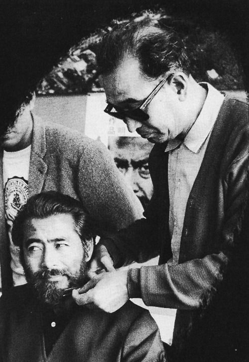 16_Director Akira Kurosawa shaving Toshiro Mifunes beard during the filming of Red Beard 1965..jpg
