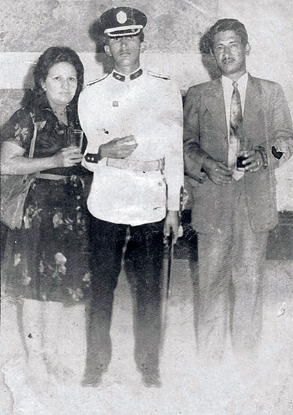 Уго Чавес с родителями в день выпуска из Военной академии Венесуэлы.jpg