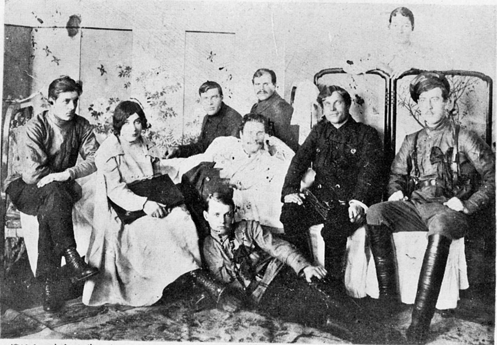 Яков Тряпицын в белом, слева - Нина Лебедева.jpg