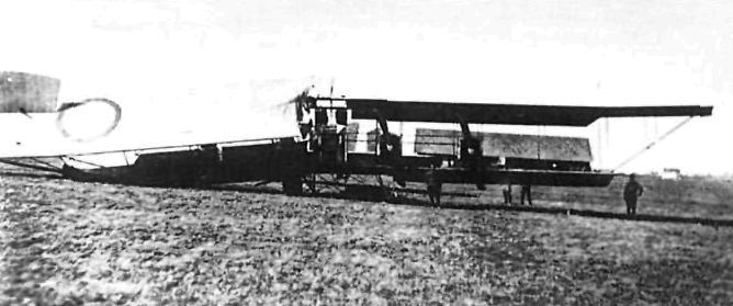 4 wikipedia.org Русскии биплан Илья Муромец - X 23 апреля 1916 года после налета на станцию Даудзевас.jpg