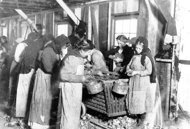 1345641940_during-the-nineteenth-century-children-could-often-be-found-working.jpg
