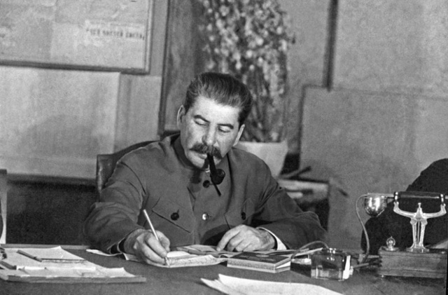 Сталин за рабочим столом.jpg