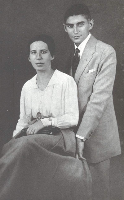 Франц Кафка позирует со своей невестой Фелицией Бауэр. 1917