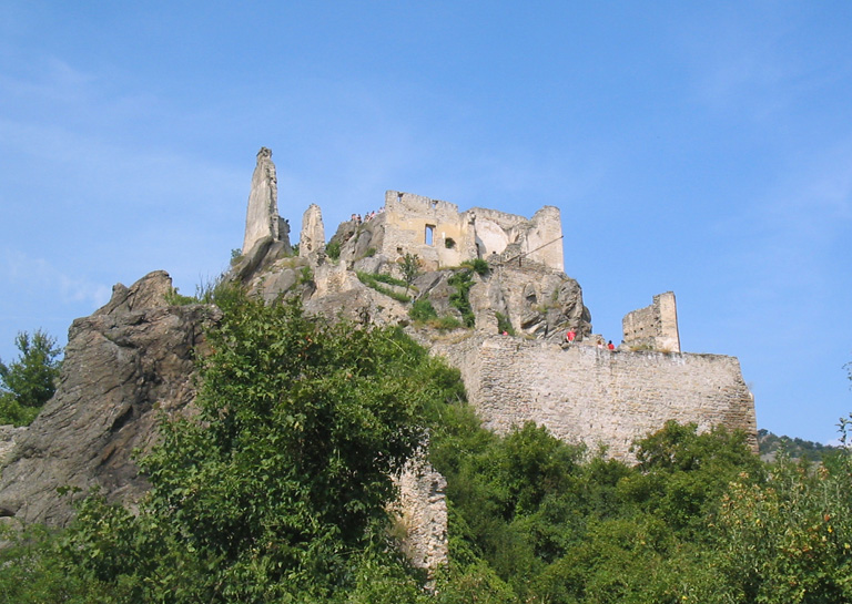 Руины замка, где содержался в заключении Ричард Львиное Сердц.jpg