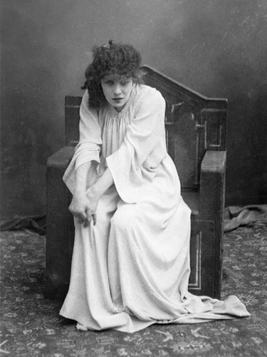 7 Sarah Bernhardt as Lady Macbeth in Macbeth, 1884.jpg