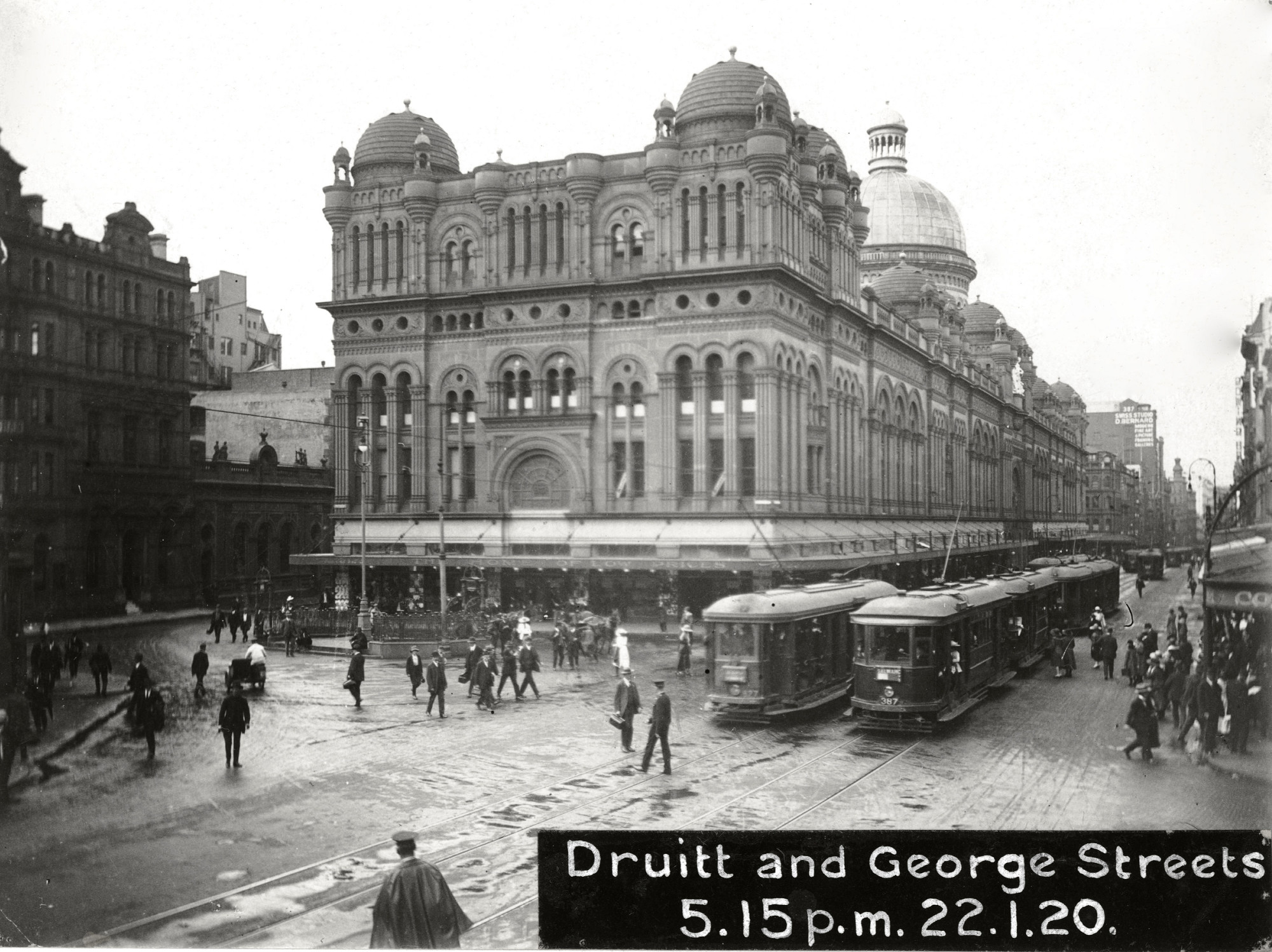 Трамваи в Сиднее в 1920 году возле Дома королевы Виктории Queen Victoria Building на углу улиц Друитт и Джордж.jpg
