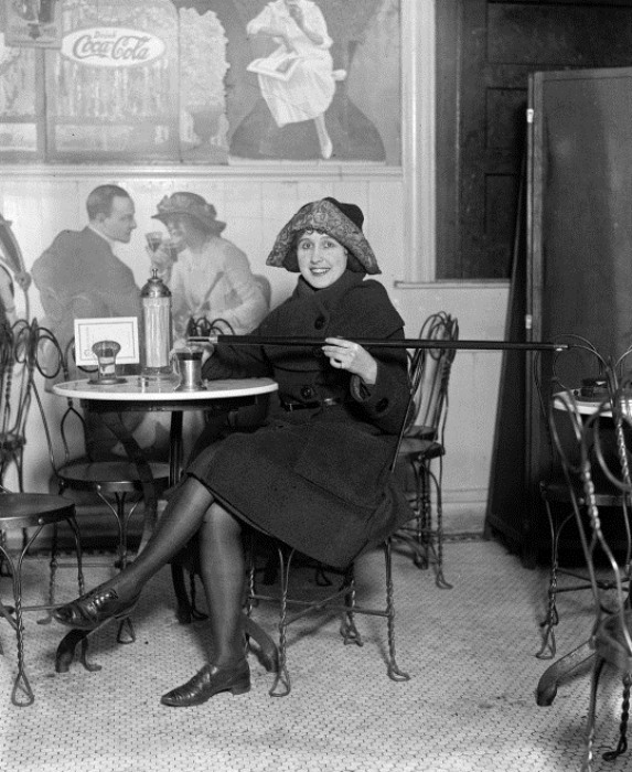 Женщина демонстрирует новомодный аксессуар периода сухого закона – трость для алкоголя, 1922 г.jpg