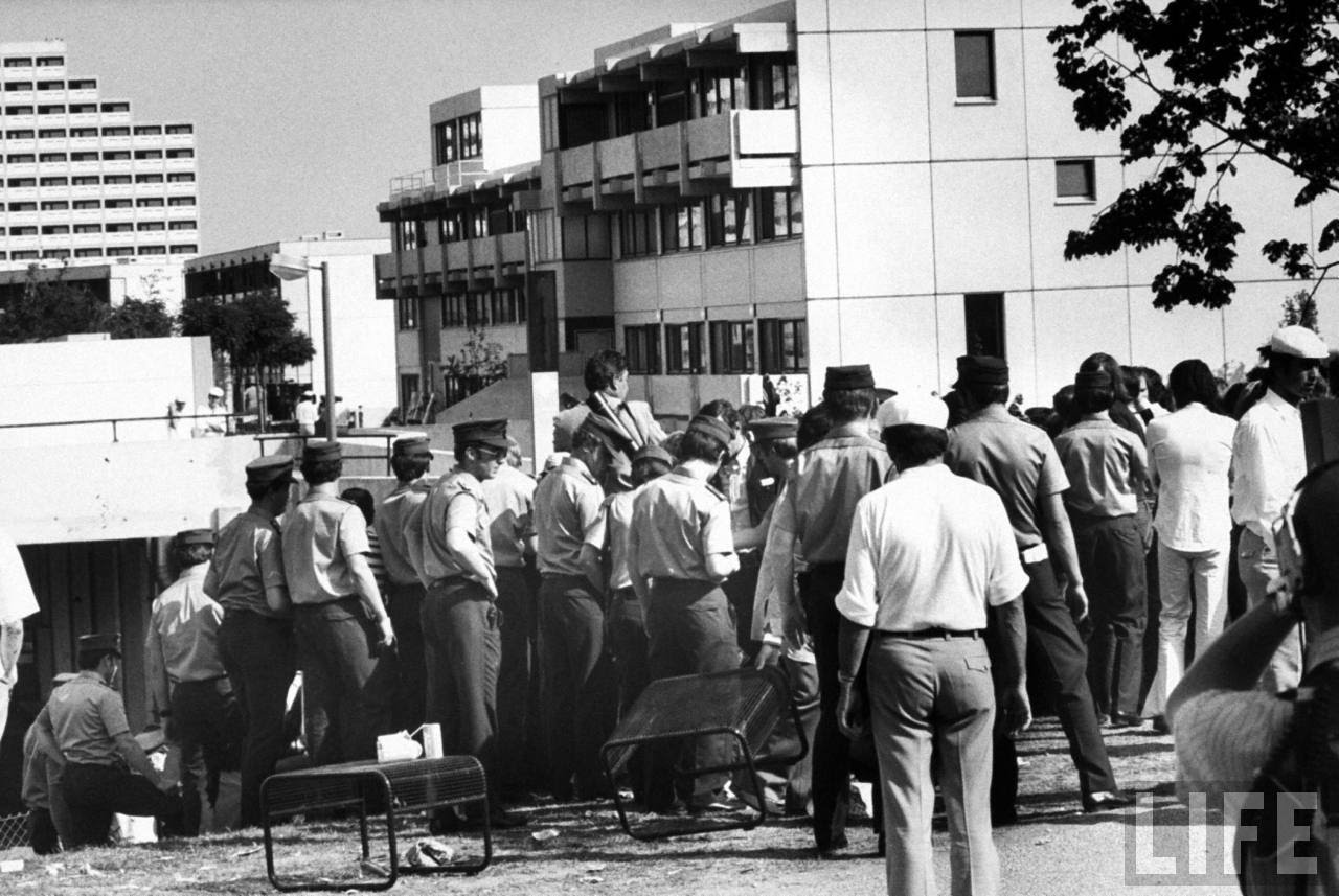 Немецкие полицейские в оцеплении возле здания, где террористы удерживают заложников.jpg