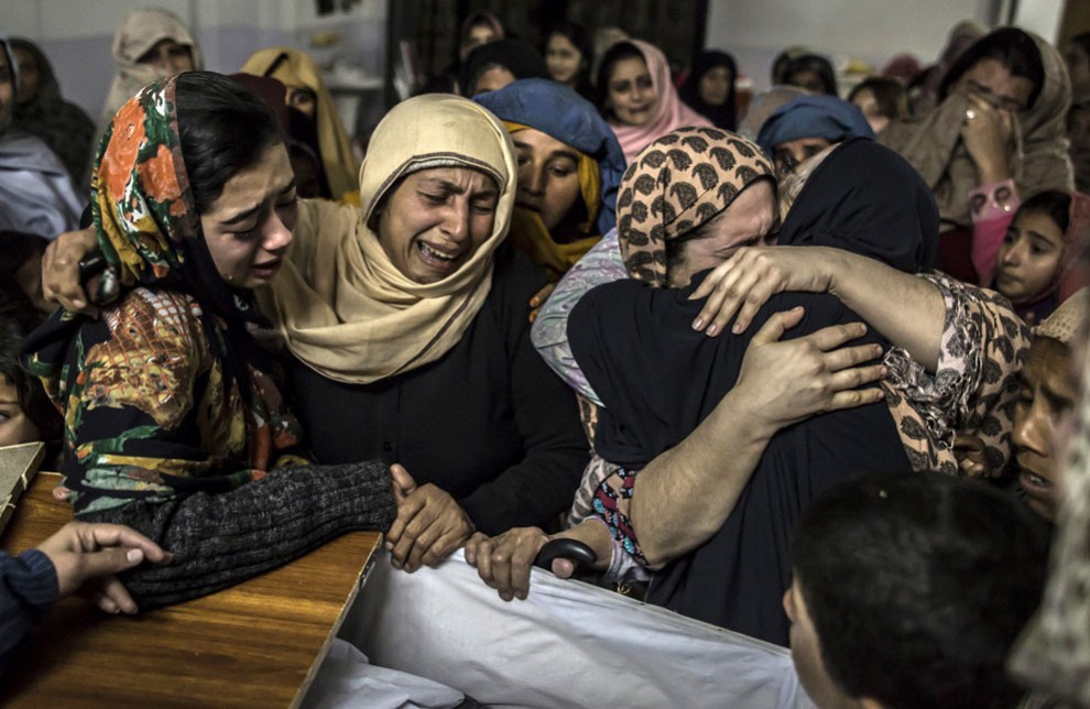 Женщины оплакивают школьника, погибшего при нападении на школу.jpg