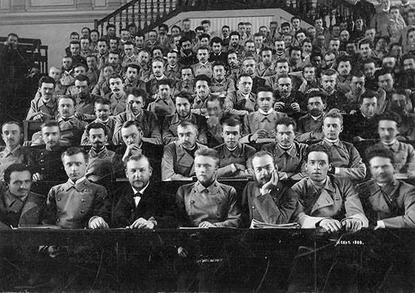 Студенты СпбГУ с профессором Н.А. Меншуткиным в Большой химической аудитории. 1900 год.jpg