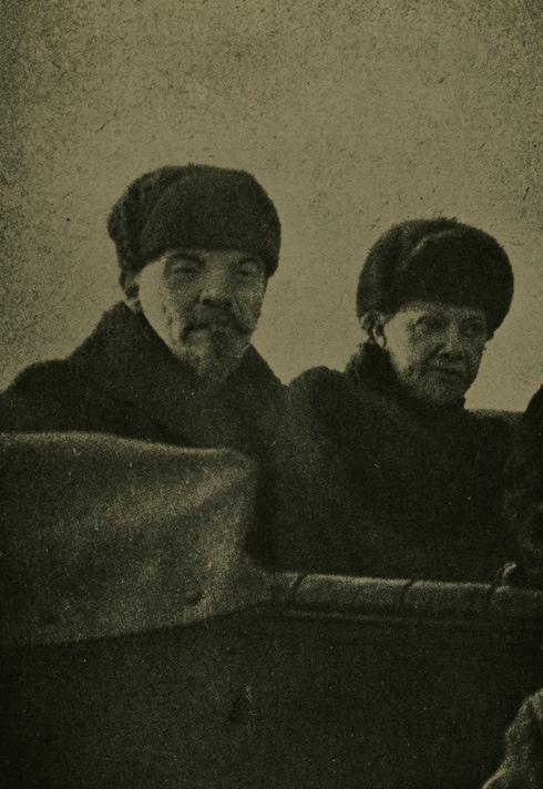 Lenin_and_Wife_1918.jpg
