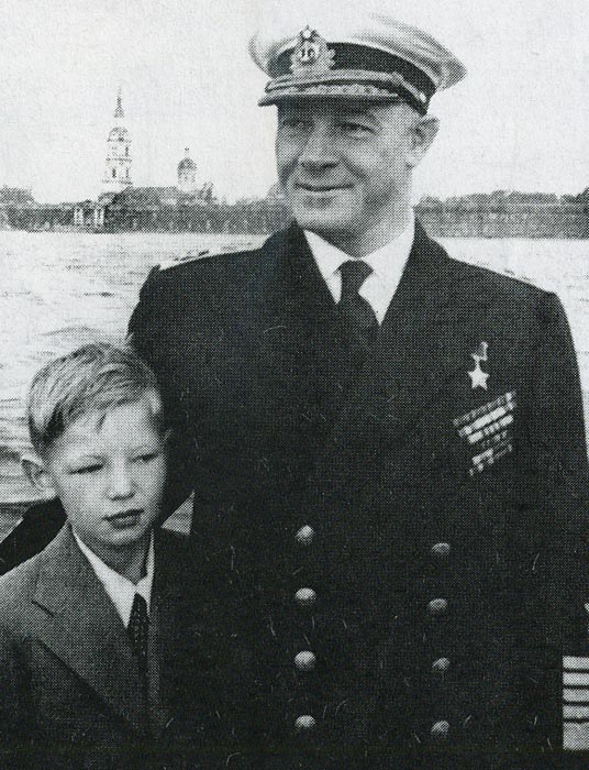 С сыном Николаем в День ВМФ, 1947 год.jpg