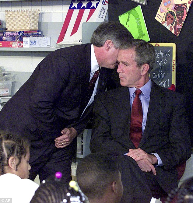 Джорджу Бушу сообщают о теракте 9.11, 2001 год.jpg