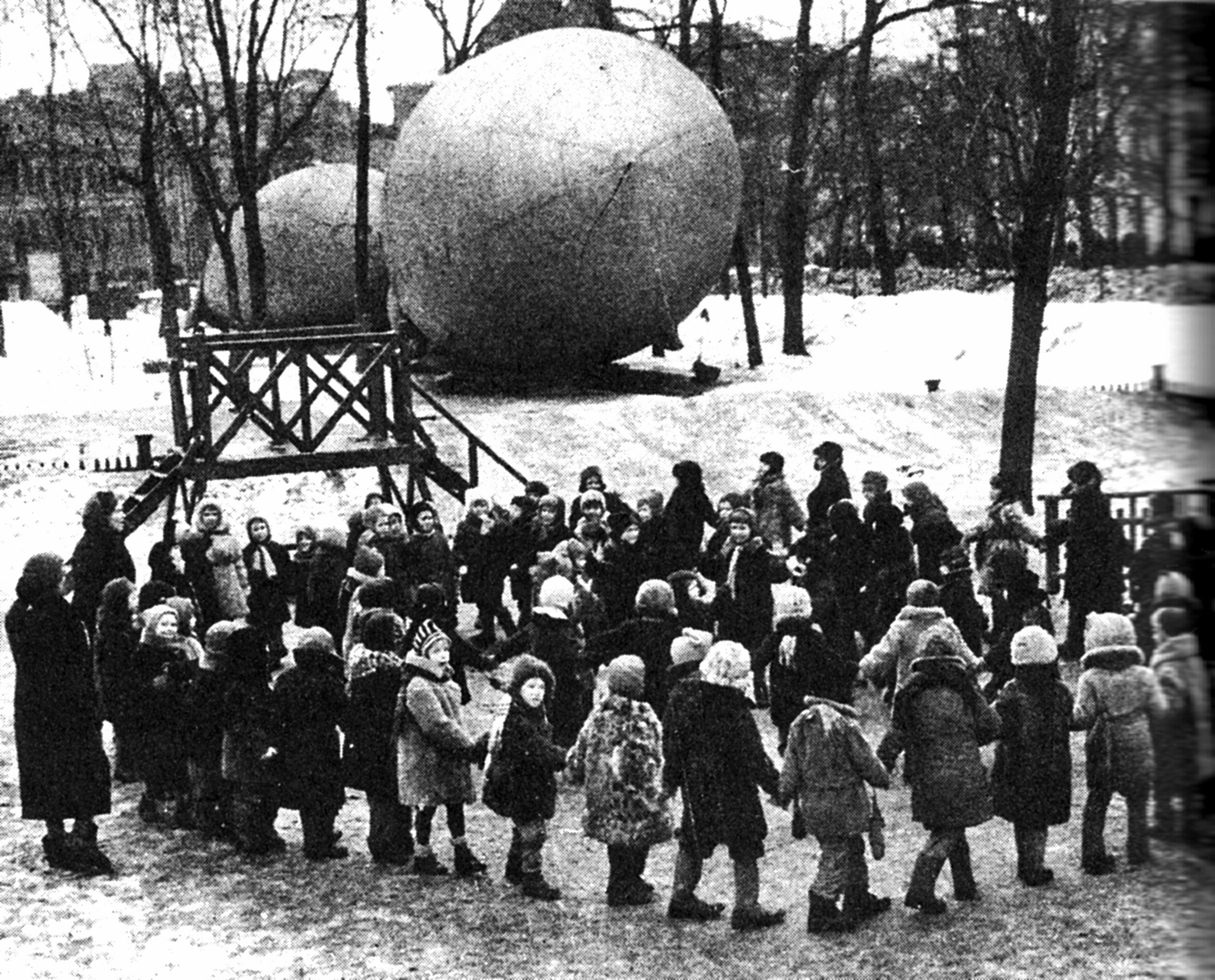 Хоровод на фоне аэростатов. Москва, 1941.jpg