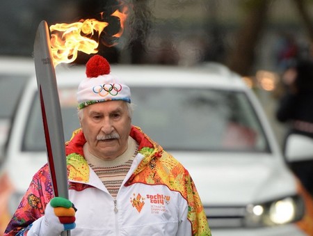 Владимир Зельдин старейший участник эстафеты олимпийского огня.jpg