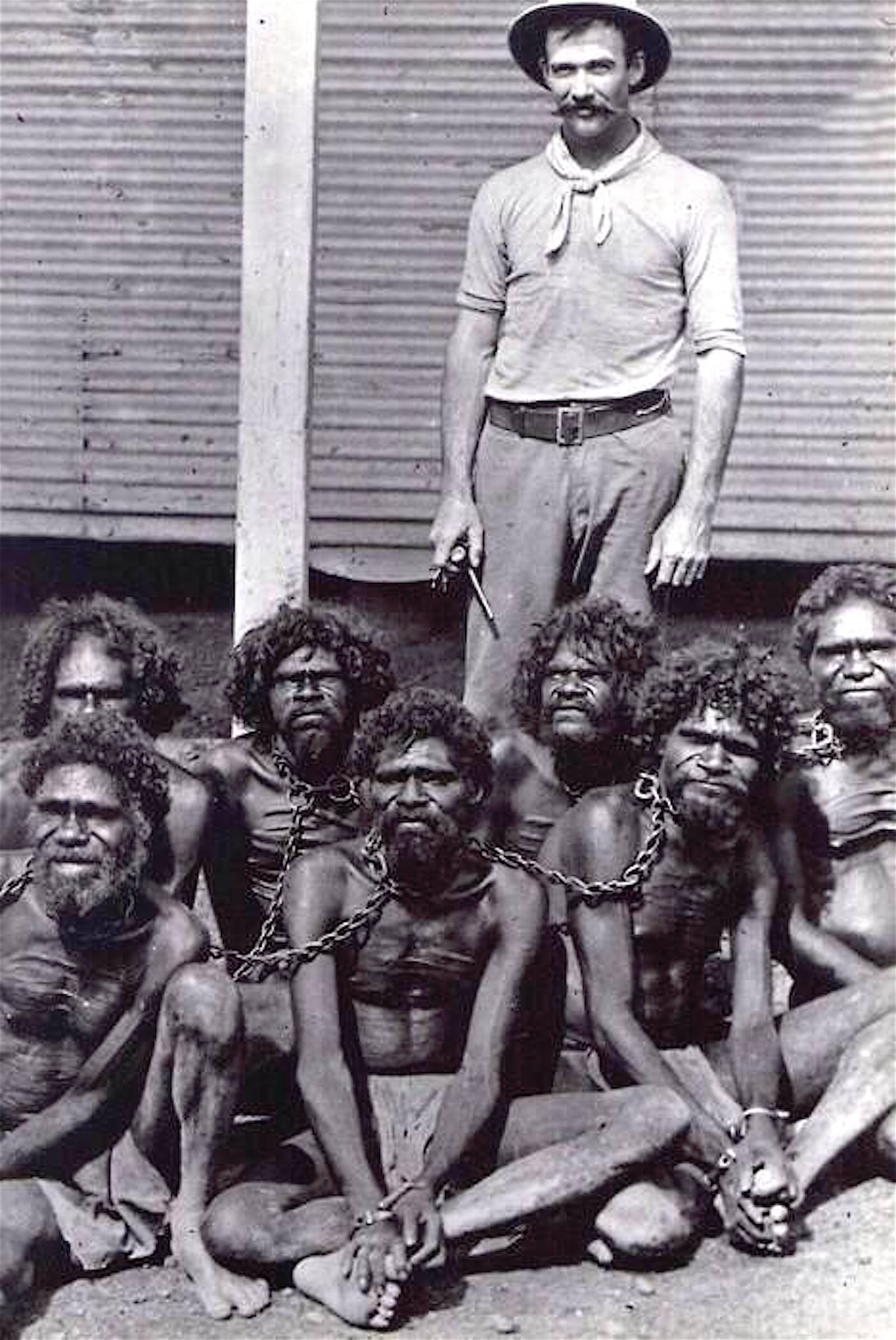 1910-е британский подданный с пойманными аборигенами..jpg