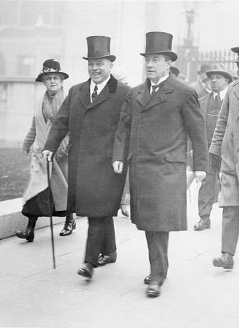Фото 8. Премьер-министр Стэнли Болдуин справа 19 октября 1926.jpg