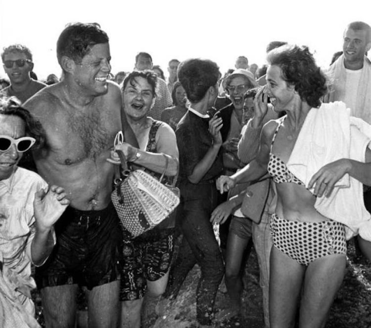 Джон Кеннеди весело проводит время на пляже, плавая и общаясь с простыми американцами