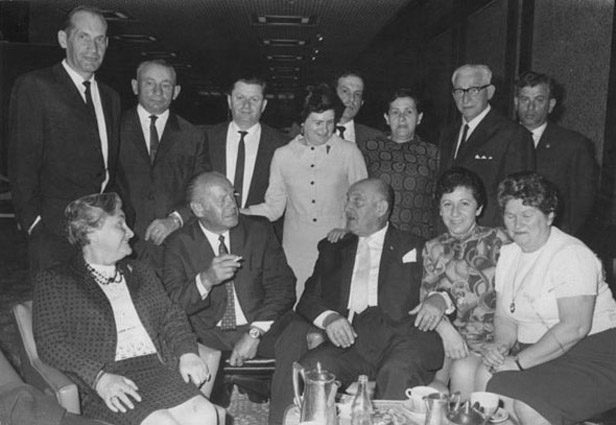 Оскар Шиндлер в окружении спасенных им евреев. Израиль, 1960-е годы.jpg