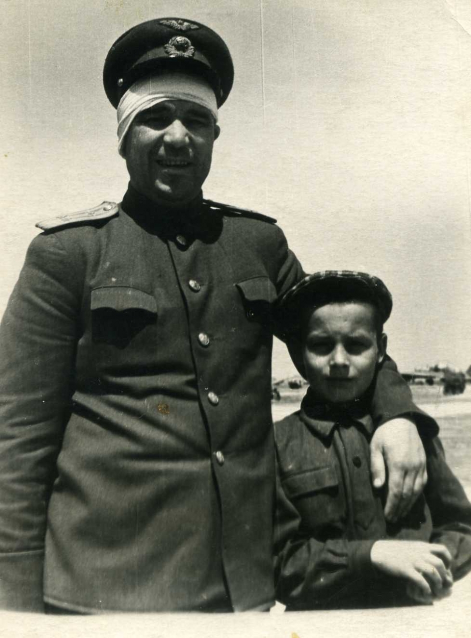 Фото 16. Командир 3 ПАП Фролов Борис Иванович с сыном. Сеймчан.jpg