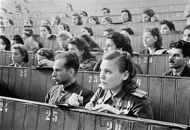 Первая лекция в Московском государственном университете имени М. В. Ломоносова после окончания Великой Отечественной войны 1 сентября 1945 года..jpg