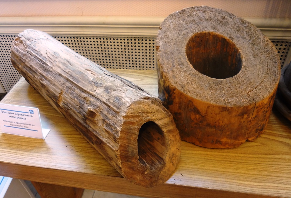 Фото 8. Трубы средневекового водопровода, найденные на Неглинной улице в Москве.JPG