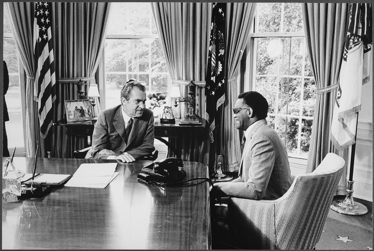 lossy-page1-1200px-Nixon_meeting_with_Ray_Charles_in_the_oval_office_-_NARA_-_194452.tif.jpg