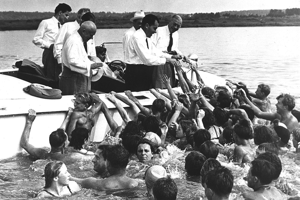 Хрущев и Никсон катаются на катере по Москве-реке