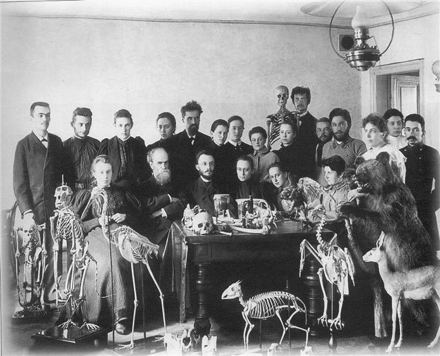 Профессор П.Ф.Лесгафт с группой студентов. 1909 год.jpg