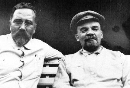 Л. Б. Каменев и В. И. Ленин.jpg