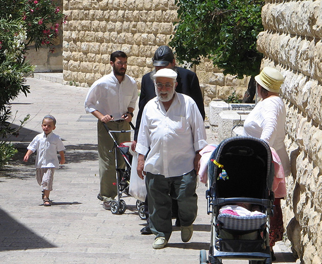 Еврейская семья в субботу, Иерусалим.jpg
