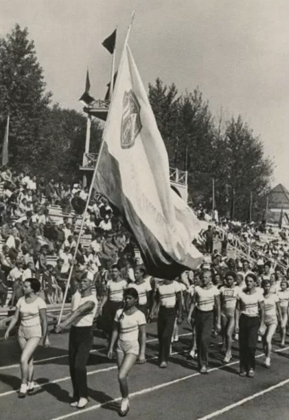Фото 6. Парад физкультурников на Стадионе Юных пионеров в 1936 году.jpg